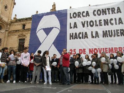 Los jvenes lorquinos, los primeros en mostrar su solidaridad en el Da Mundial Contra la Violencia de Gnero