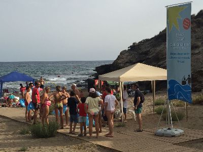 Medio centenar de personas participaron ayer en la actividad ''Beach Clean'' organizada por la Concejala de Turismo para fomentar el respeto y la concienciacin medioambiental