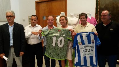 El equipo de ftbol La Hoya Lorca se solidariza con el sector primario poniendo en sus camisetas ''Necesitamos agua''