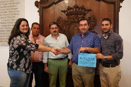 La Asociacin de Vecinos San Pedro y Santa Ana de Purias entrega una donacin de 4.000 euros a la Mesa Solidaria