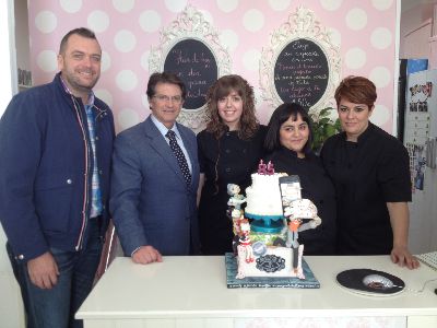Francisco Jdar felicita a las emprendedoras de ''Seor Pastel'' por haber sido elegidas como mejor proveedor de tartas de boda por Bodas.net