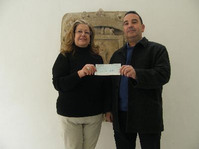 Manuel Morales Garca dona a la Mesa Solidaria 2.510 euros, fruto de la venta de su libro ''Lorca, el da T''