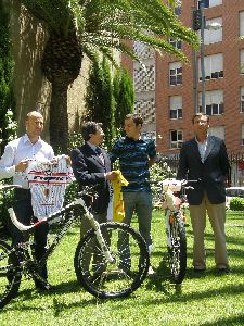 El Alcalde de Lorca felicita al lorquino Sergio Mantecn por su victoria en el Tour de Francia de Mountain Bike 2010