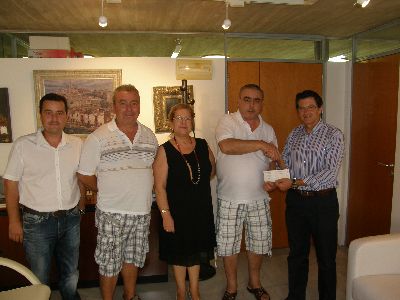 La Pea Madridista Santiago Bernabu de Redovn entrega 600 euros a la Mesa Solidaria para colaborar con los afectados por los sesmos del 11 de mayo