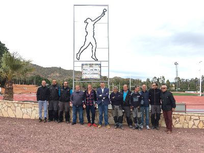 Una silueta de la lanzadora de peso lorquina, rsula Ruiz Prez, de 3 metros, preside, desde hoy, la entrada a la Pista de Atletismo que lleva su nombre