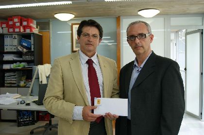 El municipio francs de Adissan entrega al alcalde de Lorca una ayuda econmica para los damnificados por los terremotos