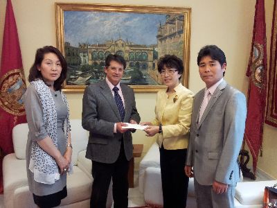 El Alcalde recibe una ayuda solidaria de la Red Internacional de Mujeres Coreanas en Espaa