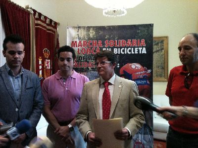 El Alcalde recibe una ayuda de 3.200 ? para la Mesa Solidaria procedente de la Marcha Solidaria en Bicicleta que se celebr entre Alicante y Lorca el pasado 11 de mayo