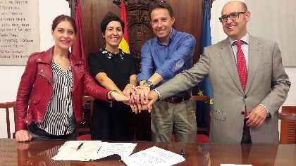 Ayuntamiento y Obra Social ''La Caixa'' firman un convenio para seguir desarrollando en el municipio actividades que lleven a los mayores hacia un envejecimiento activo