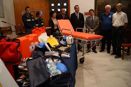El Cnsul Britnico entrega al Alcalde material sanitario para el Servicio Municipal de Emergencias por importe de 6.384 euros