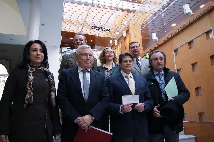El Alcalde recibe una ayuda solidaria de 3.000 euros por parte de profesores de un curso de la Universidad del Mar