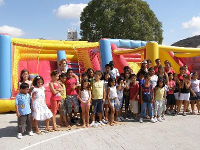 Lali Ibarra clausura la escuela municipal de verano de los barrios altos, en la que han participado 65 nios y nias de 3 a 14 aos