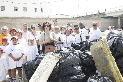 Un centenar de personas participan en la actividad de voluntariado de limpieza del cauce del ro y la rambla de Tiata