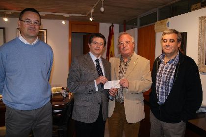 El Club de Ajedrez de Lorca entrega a la Mesa Solidaria 1.410 ? del fin de semana benfico que celebr en los Juegos Deportivos del Guadalentn