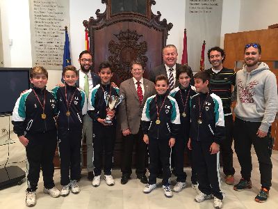 El Alcalde de Lorca recibe en el Ayuntamiento a los campeones regionales de Jugando al Atletismo del Programa de Deporte Escolar, alumnos del Colegio San Francisco de Ass