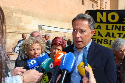 El alcalde de Lorca muestra su apoyo a los vecinos afectados por la lnea de alta tensin Hinojar-Aguaderas
