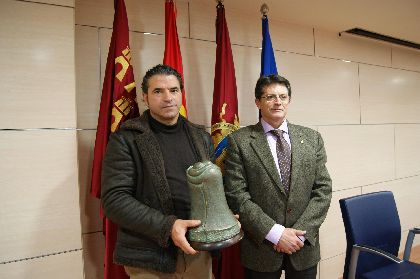 El artista lorquino Antonio Lpez Soler disea la escultura ''Consuelo'', que quiere regalar a Lorca como homenaje a los damnificados por los sesmos