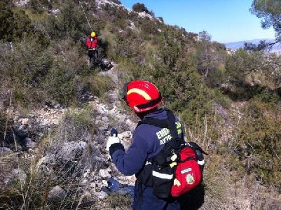 Proteccin Civil rescata con un helicptero a un senderista en la falda sur de la Sierra del Pericay