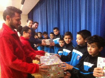El Lorca Ftbol Base entrega a Cruz Roja casi 600 juguetes para los nios y nias ms desfavorecidos