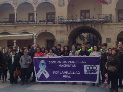 La Directora General de la Mujer de la Comunidad Autnoma se suma a la concentracin mensual contra la violencia de gnero en la Plaza de Espaa de Lorca