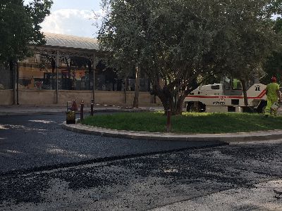 El Ayuntamiento supervisa el asfaltado de las calles prximas a los colegios para que el inicio de curso se desarrolle con normalidad