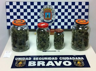 Agentes de la unidad Bravo de la Polica Local de Lorca intervienen medio kilo de marihuana del interior de un automvil