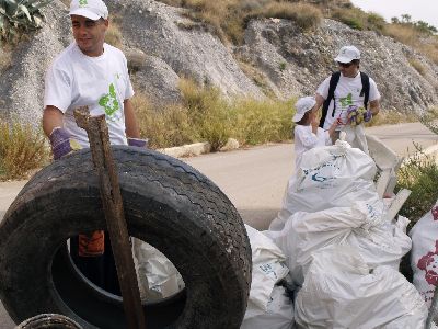Jvenes voluntarios medioambientales de Lorca conmemoran con informacin el da ?A limpiar el mundo?