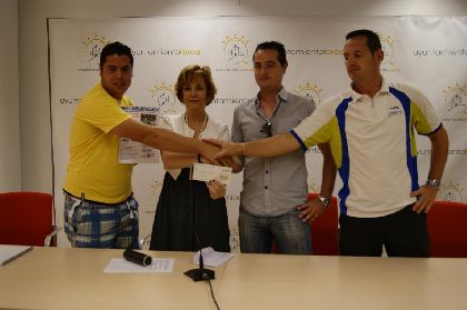 El Ayuntamiento de Lorca recibe 700 euros recaudados en el torneo benfico de pdel organizado por Padelum