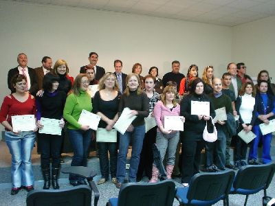 27 alumnos formados en el rea sanitaria por el Ayuntamiento de Lorca reciben su diploma