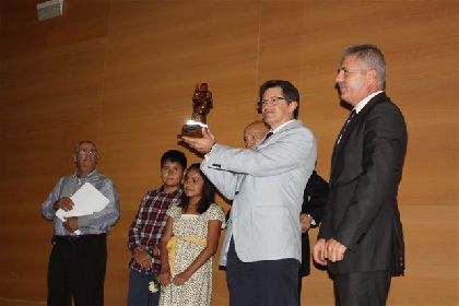 La CARM premia a la Concejala del Mayor por su programa de convivencia entre personas mayores de las residencias del municipio y escolares