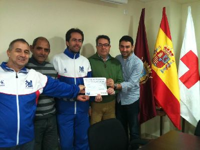 La seccin de atletismo de la asociacin Elicroca dona 800 euros a Cruz Roja para los ms necesitados