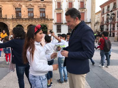 Ms de 100 escolares del colegio ''Casa del Nio'' celebran el Da de la Paz con una visita al Ayuntamiento y una actuacin en Plaza de Espaa