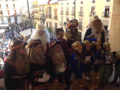Miles de lorquinos reciben a los Reyes Magos, que esta tarde protagonizarn la espectacular Cabalgata que recorrer Lorca