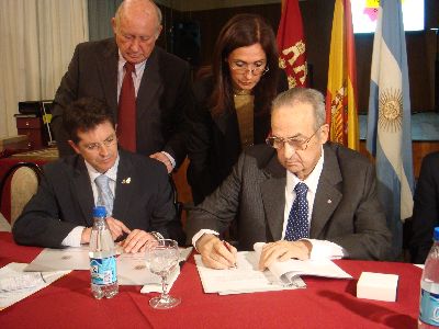 El Ayuntamiento de Lorca y el Centro Murciano en Crdoba firman un convenio que posibilitar el reencuentro entre las familias de emigrantes