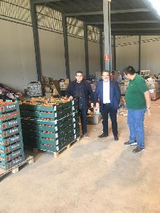 Vecinos de la pedana lorquina de Ramonete donan casi dos toneladas de tomates para familias de Los Alczares afectadas por las lluvias del pasado mes de septiembre