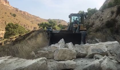 El Ayuntamiento inicia las labores de limpieza de la carretera a la ermita del Padrico tras un desprendimiento de rocas