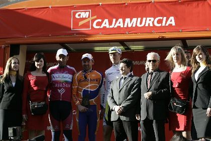 El alcalde de Lorca hace entrega del maillot amarillo al primer lder de la Vuelta a la Regin de Murcia