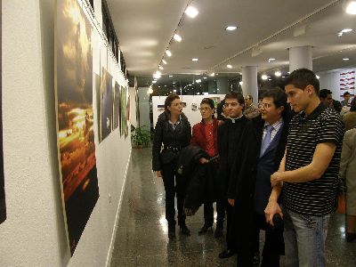 El alcalde de Lorca felicita a Fabio Martn por las obras de su exposicin en favor de Manos Unidas