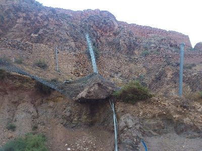 La malla metlica instalada por el Ayuntamiento en el macizo rocoso del castillo atrapa una roca de media tonelada de peso que se haba desprendido a causa de las lluvias