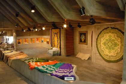 El Centro Regional de Artesana expone una muestra de alfombras y tapices lorquinos