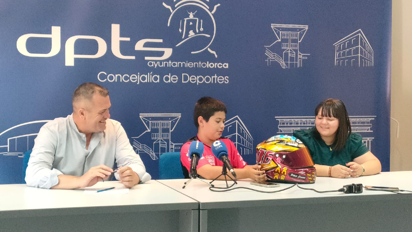 El joven piloto lorquino Pablo Segura presenta el casco con el que llevará el nombre de Lorca por los circuitos internacionales 