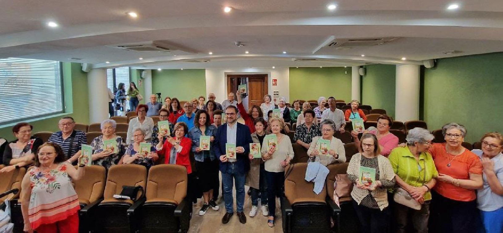 Un total de 71 mayores de Lorca se unen para editar el libro de cocina  denominado ''Recetas de una generación''