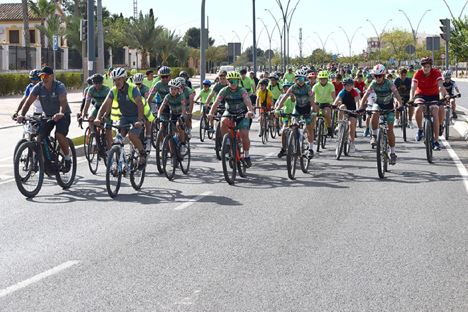 Un multitudinario ciclopaseo cierra la 45ª edición de los JDG