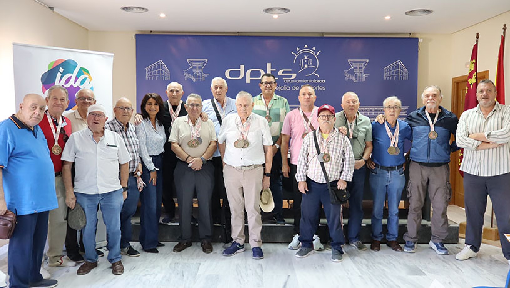 Los ganadores de los Juegos de la Tercera Edad de los 47º JDG reciben sus premios y la camiseta conmemorativa 