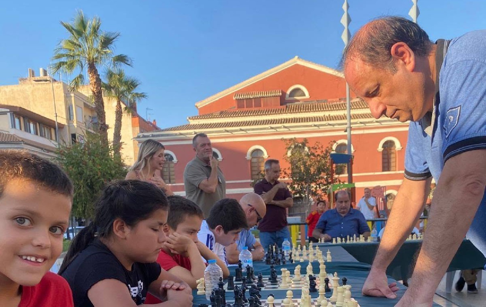 El Gran Maestro Alfredo Gustavo Giaccio se enfrenta a los aficionados lorquinos en la simultánea de ajedrez de los 47º JDG