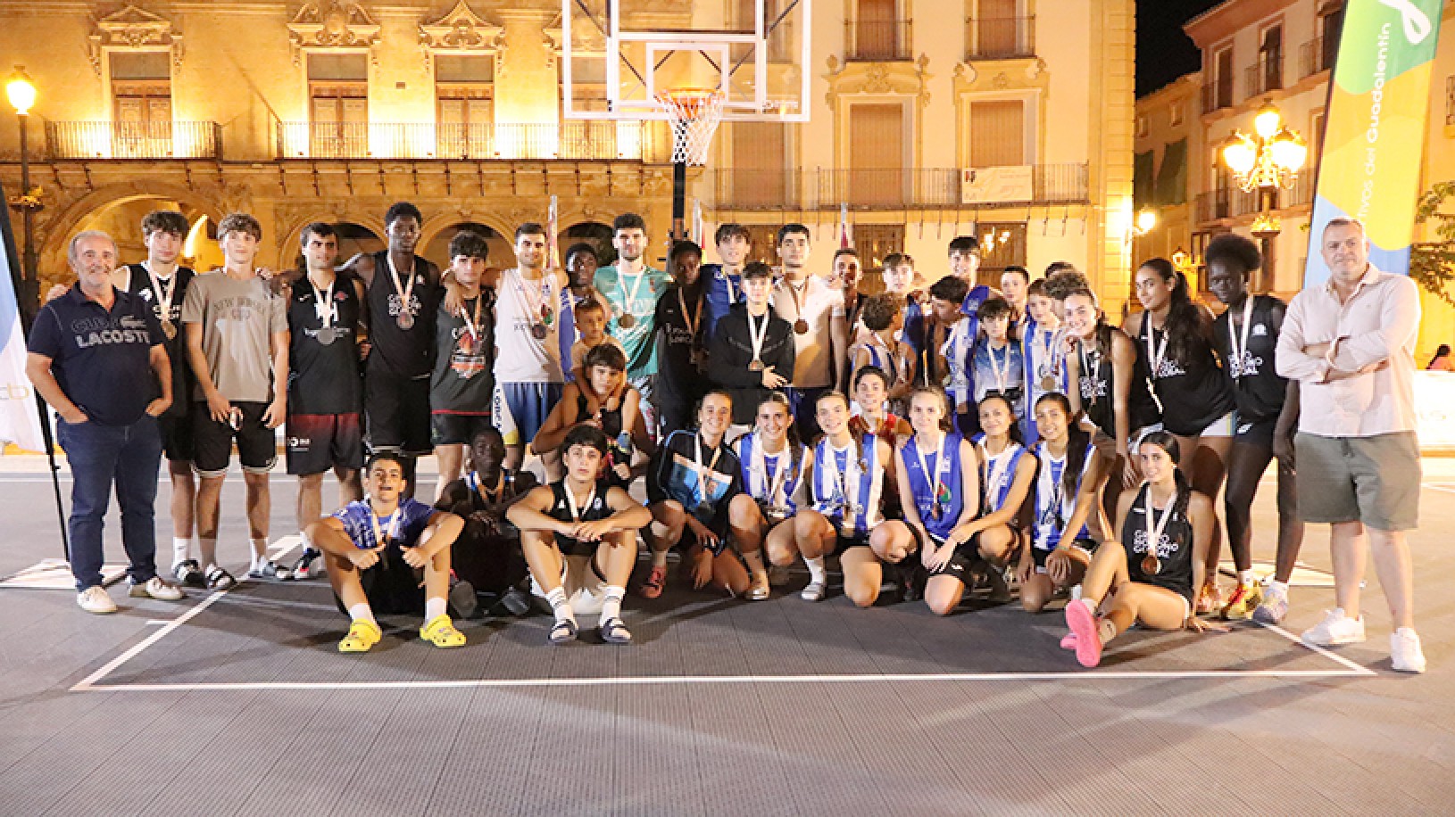 El deporte se funde con el patrimonio histórico de Lorca con el 'Torneo 3x3 Ciudad de Lorca' que ha celebrado sus rondas finales en la Plaza de España 